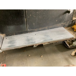 Marchepied coté droit pour chassis court en voie large