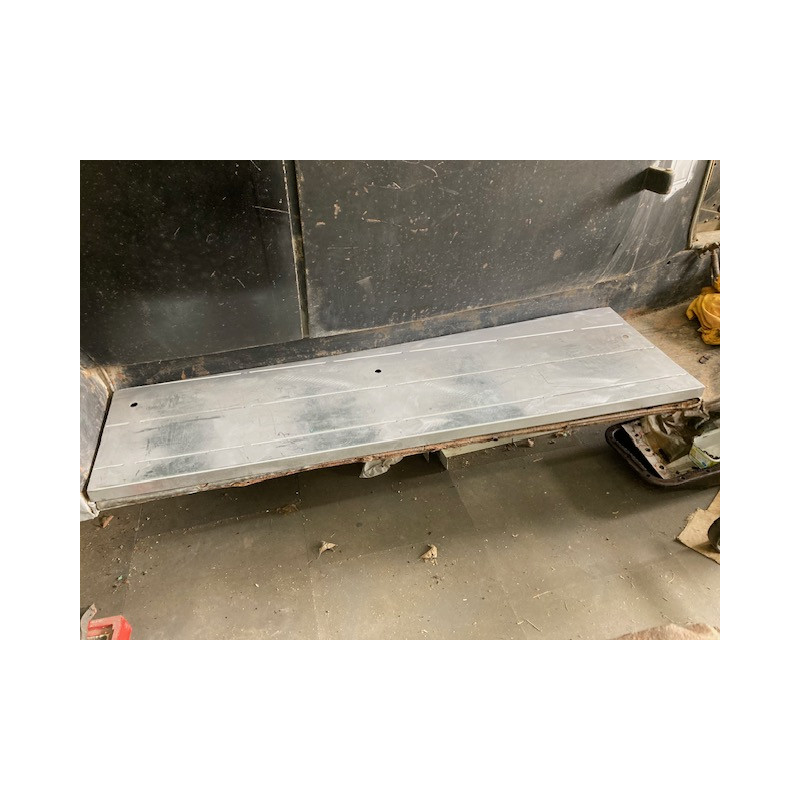 Marchepied coté droit pour chassis court en voie large